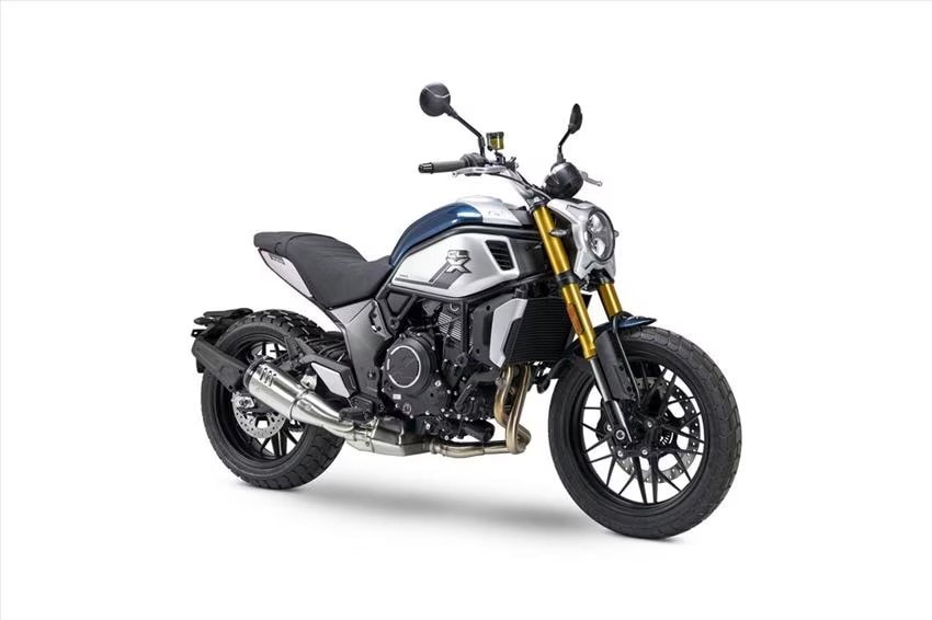 <div class='descrGalleryTitle'>CFMOTO 700 CL-X</div><div class='descrGalleryText'><p>Tra tutte le aziende cinesi attive in Europa, CFMOTO è probabilmente la più vicina ai nostri gusti. Non solo a livello di prodotto, ma anche di marketing: ricordiamo che il marchio<b> è presente nel motomondiale, classi Moto3 e Moto2. </b>Ma torniamo alla <b><a href="https://www.dueruote.it/prove/anteprime/2023/03/27/cfmoto-700cl-x-adventure-la-prova-il-prezzo.html">700 CL-X</a></b>: è disponibile in tre varianti, Heritage, Sport e Adventure. Il suo motore è un bicilindrico parallelo da 693 cc progettato sulla falsariga di quello, ultra-collaudato, di Kawasaki ma aggiornato <b>con alesaggio maggiorato, gestione ride-by-wire, pistoni forgiati</b> e bielle fratturate. Ha 74 cavalli, un peso ragionevole di 196 kg e un prezzo finale di 6.690 euro. L’aspetto esteriore curato dallo studio italiano Modena40 è assolutamente gradevole e senz’altro originale (cosa non frequente per le Case cinesi): <b>quello di una scrambler realizzata con la necessaria cura </b>e tutti i dettagli del caso, con forcella rovesciata, cerchi in lega 19”-17” dal bel disegno, faro anteriore a led, sella rivestita in pelle, ricca strumentazione e così via. Rispetto alle sorelle è più abitabile e prevedibile nella risposta del gas:<b> la logica del RBW è l’unico aspetto migliorabile </b>di questo modello, anche se la sua particolare reattività lo rende in qualche caso molto divertente.<br>
</p>
</div>